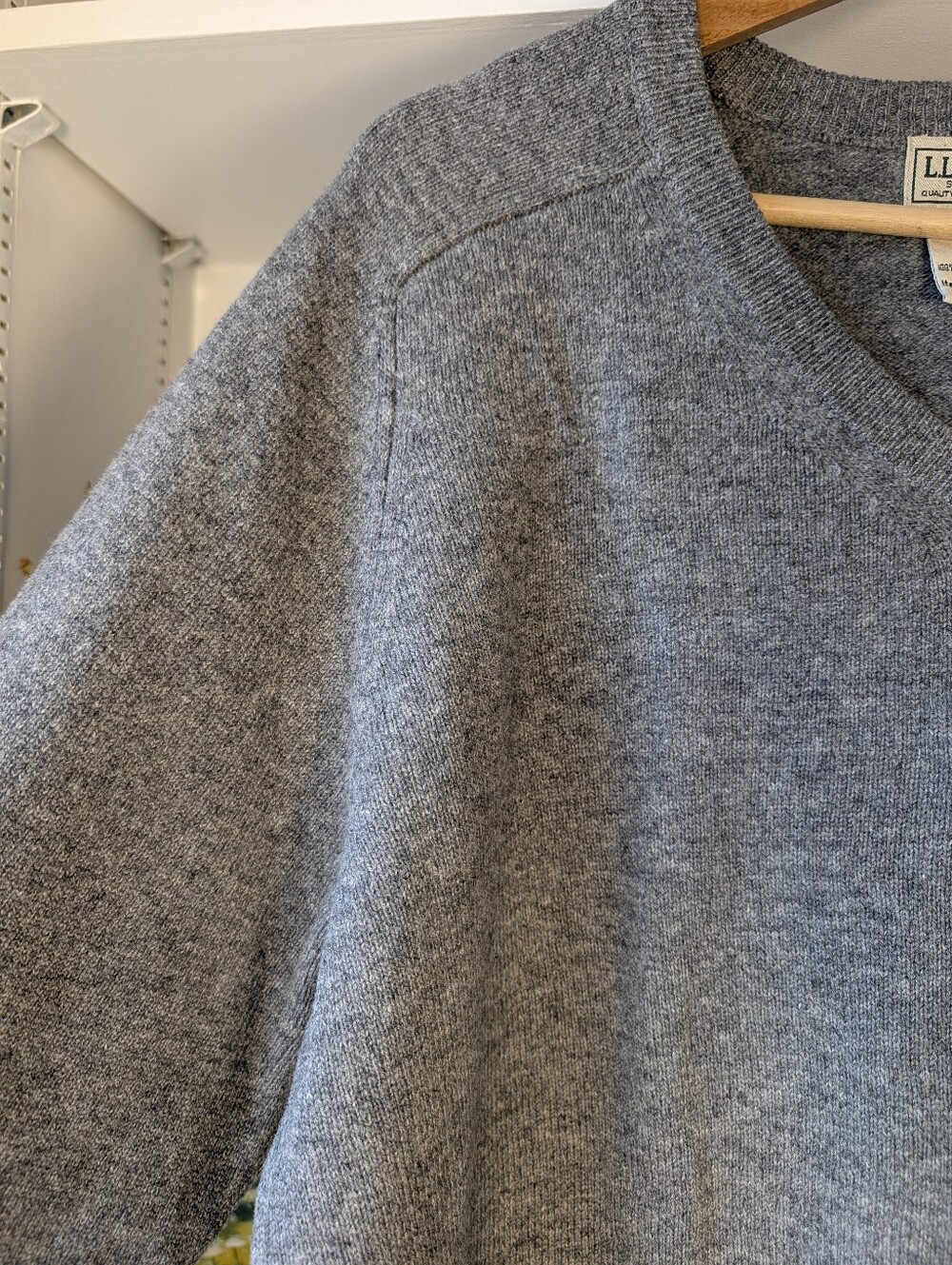 LL Bean Men's Lambs Wool Sweater V-Neck Grey Size Medium Preppy Teacher Academia - Picture 6 of 8